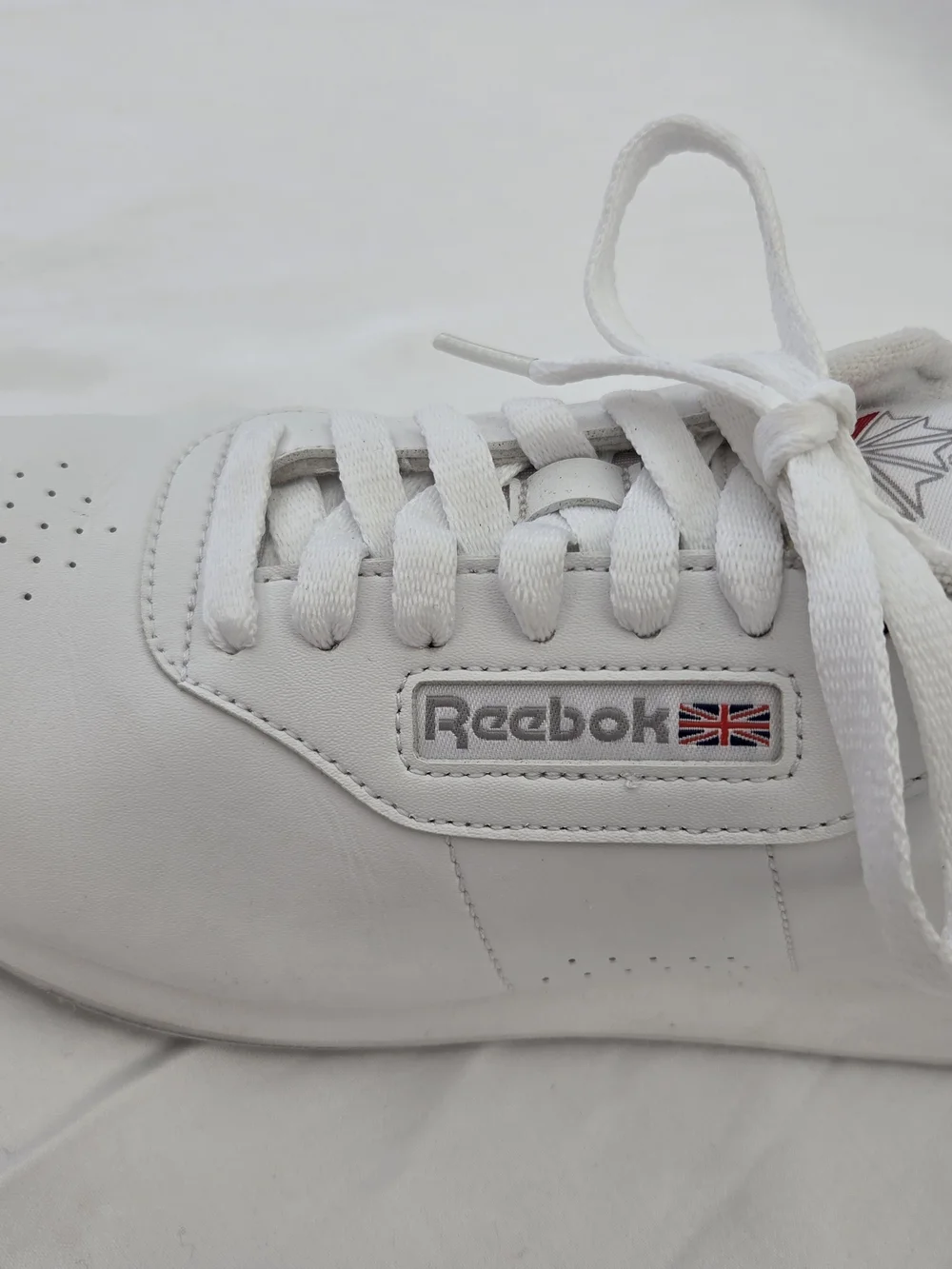 Reebok Classic White Sneakers Size 8.5 | Clean | Durable Synthetic Upper